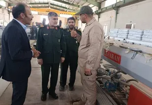 بازدید میدانی سردار شاکرمی از کارخانه تولید لوله پلی اتیلن در شهرستان مهران