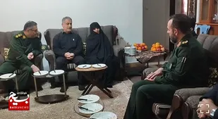 دیدار فرمانده سپاه قدس گیلان با خانواده شهید علی پیروی از بخش سنگر شهرستان رشت
