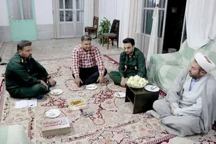 تجلیل از خانواده شهید زرعی کار به مناسبت هفته دفاع مقدس