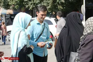 اهدای شاخه گل به زوج&zwnj;های جوان به مناسبت روز ازدواج در ملایر