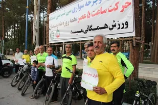 حرکت کاروان دوچرخه سواری سی شب سی مسجد در میبد