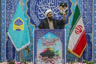 امروز دنیای استکبار در مقابل جبهه حق  رو به نابودی است