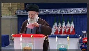 لحظه انداختن رای توسط رهبر انقلاب به صندوق رای در انتخابات مجلس شورای اسلامی و مجلس خبرگان رهبری