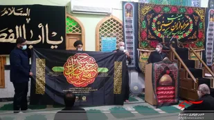 اهداء پرچم متبرک آستان قدس رضوی  به هیت عزاداری اباعبدالله الحسین ع مسجدتوحید