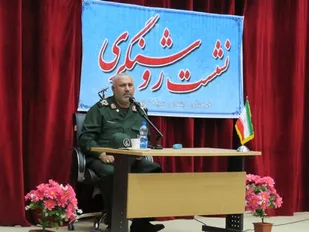 منتخب مردم باید مقابل دشمن قوی و مقابل مردم خاضع باشد