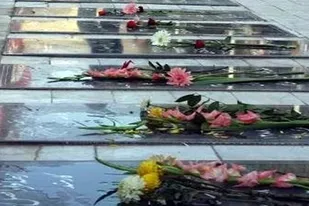 عطرافشانی گلزار شهدای بوشهر در سال روز نهم دی