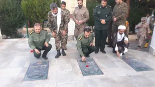 حضور فرمانده سپاه استان در گلزار شهدا شاهرود+ تصاویر