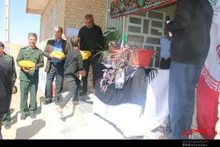 اهدای بسته لوازم التحریر به دانش&zwnj;آموزان در روستای عمان