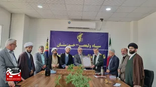 اهدا لوح سپاس به فرمانده سپاه باغملک