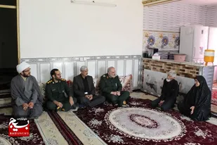 دیدار سردار مجیدی با خانواده شهدا در روستای باقرآباد تویسرکان
