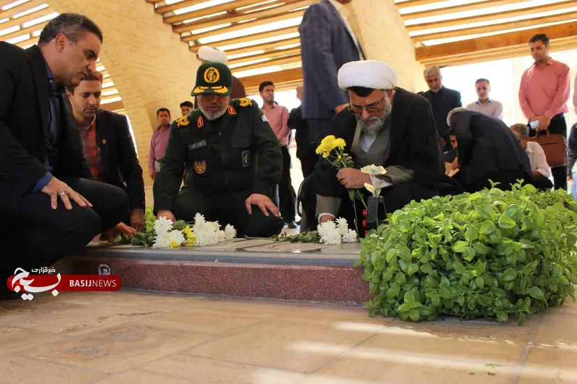 غبارروبی و ادای احترام به قبور شهدای گمنام دانشگاه یزد با حضور فرمانده سپاه الغدیر