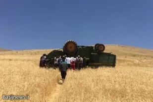 نجات راننده گرفتار در واژگونی کمباین