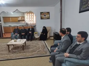 اولین گام در ورود تمام مسئولان به شهرها، دیدار با خانواده معظم شهدا است