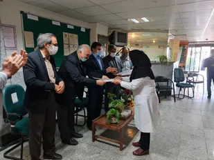 تجلیل از کادر درمان مرکز جامع درمان و سلامت بسطام+ تصاویر