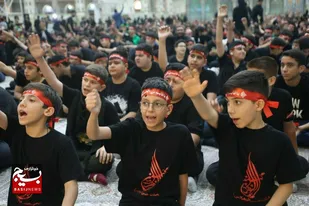 تجمع بزرگ نوجوانان حسینی در همایش اَحْلیٰ مِن العَسل در حرم مطهر امام خمینی (ره)