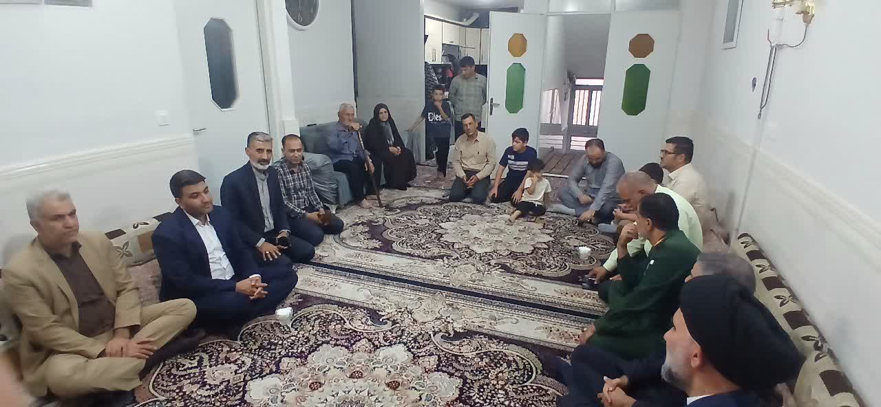 پاسداشت فرهنگ مقاومت؛ عیادت فرمانده سپاه و مسئولان ازنا از یادگاران دفاع مقدس پاسداشت فرهنگ مقاومت؛ عیادت فرمانده سپاه و مسئولان ازنا از یادگاران دفاع مقدس