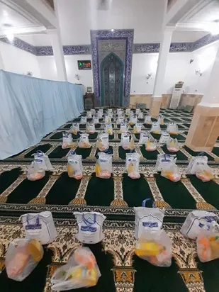 توزیع 90بسته معیشتی بمناسبت ماه مبارک رمضان بین نیازمندان و خانواده  های کم بضاعت جزیره هرمز