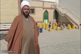 توزیع نفت سفید بین خانواده های ایتام و زنان بی سرپرست در زاهدان