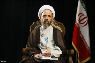 هاشمی از گفتمان امامین انقلاب زاویه گرفته است