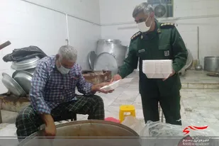 طبخ و توزیع غذای گرم در بین نیازمندان ایرانشهری
