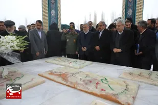 ادای احترام رئیس دانشگاه آزاد اسلامی کشور، به مقام شامخ شهدای گمنام دانشگاه آزاد اسلامی کرج