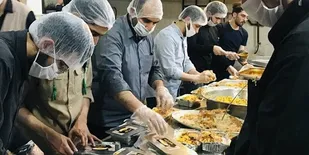 پخت 8 هزار پرس غذا توسط بسیجیان رودانی درعید غدیر