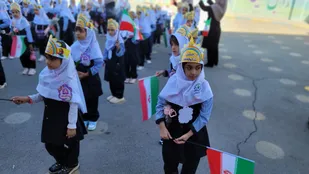 آغاز سال تحصیلی جدید در شهرستان ساوجبلاغ با حضور بیش از دو هزار دانش&zwnj;آموز پایه اول؛ نامگذاری دو مدرسه به نام معلم شهیده و فرزند سه&zwnj;ساله&zwnj;اش