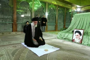 حضور رهبر انقلاب در مرقد مطهر امام (ره)