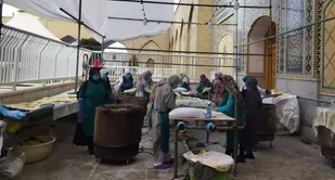 برپایی موکب پخت نان حضرت زینب (س) شهر آیسک در حرم مطهر امام رضا (ع)