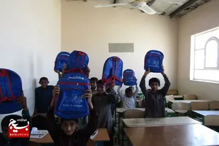 توزیع لوازم التحریر در بین دانش آموزان روستای دجی کلک کهیر شهرستان کنارک