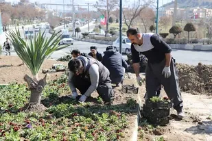 پارک&zwnj;ها و میادین سنندج با ۴۰ هزار جعبه گل و گلدان آراسته می&zwnj;شود