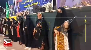 حضور بانوان شیعه و سنی حوزه شهیده سونا دشتی سلاح به دست در تجمع بیعت با رهبر انقلاب در گلزار شهدای زاهدان