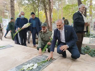 غبار روبی گلزار شهدا در شاهین شهر