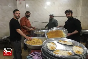 طبخ و توزیع غذا به همت جهادگران فاطمی در سرخه انجام شد