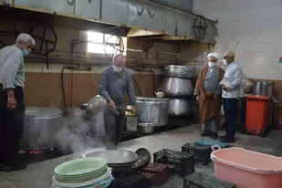 طبخ و توزیع ۲ هزار وعده افطاری در شاهرود+ تصاویر