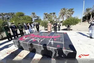 غبار روبی و عطرافشانی مزار شهدای گمنام بمپور