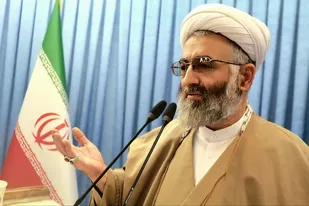 &laquo;دنیاپرستی و چشم&zwnj;گرسنگی&raquo; ریشه اختلاس و مفاسد اقتصادی است / برخورد قاطع با مفسدان و نفوذی&zwnj;ها، مطالبه صریح مردم از مسئولان است