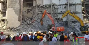 حضور رئیس جمهور در محل حادثه متروپل/ تا رفع مشکلات به خوزستان سفر می کنم