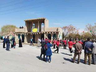 "نوروزخانه سنتی" شهر چناران، در استقبال از بهار و مسافران نوروزی، افتتاح شد.