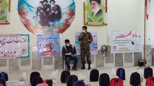 نوشت افزار روی میز دانش آموزان دشت آزادگان