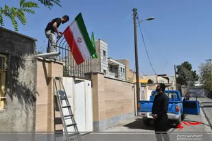 سردرب منزل خانواده&zwnj;های شهدای گلسار به پرچم ایران آراسته شد