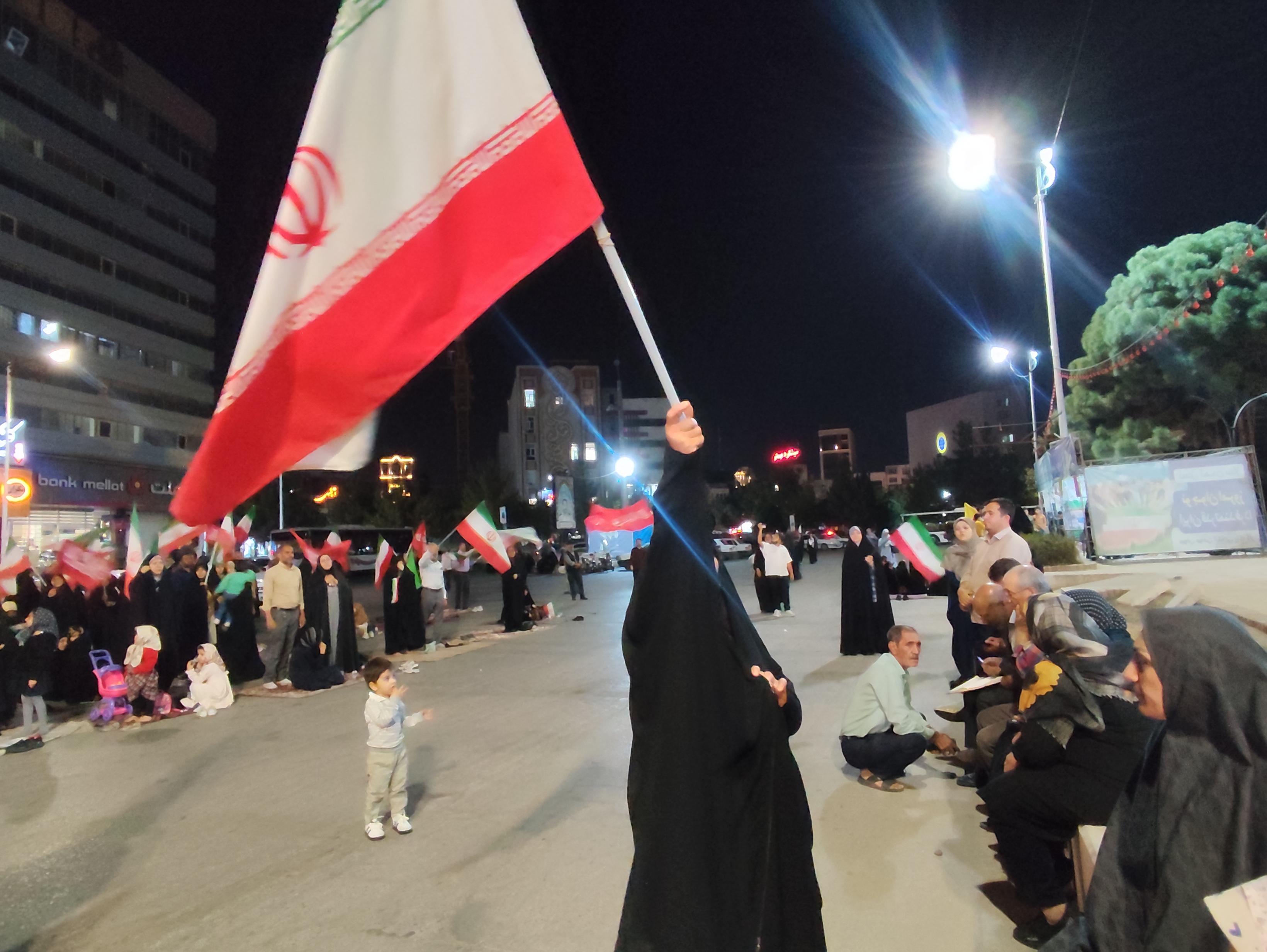 رقص پرچم ایران در میدان کوثر؛ روایت عشق و ایستادگی مردم + تصاویر