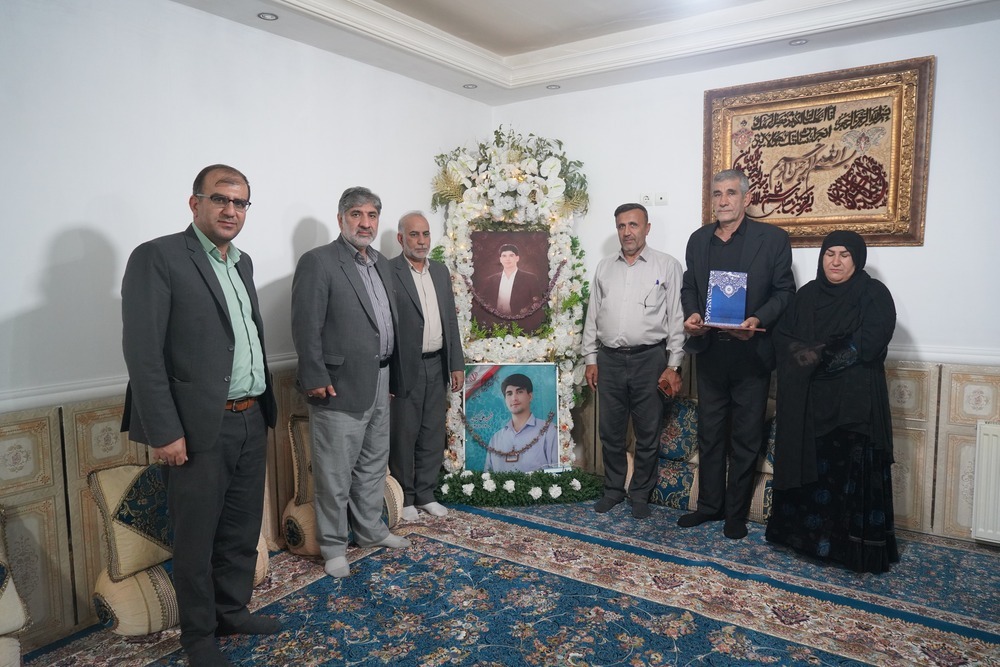 تجلیل مدیرعامل صندوق ذخیره بسیجیان کشور از خانواده شهدا در یاسوج