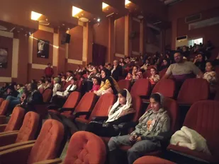 نمایش قصه&zwnj;ی جشن تولد دختران پادشاه سرزمین قصه&zwnj;ها در خواف به روی پرده رفت.