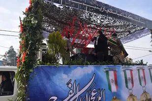 مراسم تشییع پیکرشهیدگمنام19ساله درمحلات-نیم ور