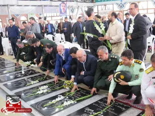 گلباران مزار شهدا همزمان با هفته دفاع مقدس در  گیلان