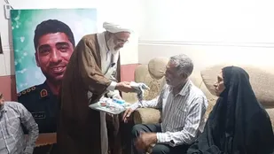 تجلیل نماینده رهبرمعظم انقلاب  از خانواده شهید مدافع تنگه هرمز&nbsp;