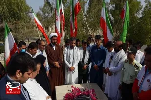 غبارروبی و عطرافشانی مزار شهید گمنام شهرستان فنوج به مناسبت هفته دفاع مقدس