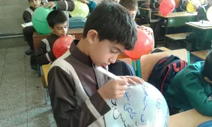از غبارروبی گلزار مطهر شهدا تا املاء نویسی بادکنکی به یاد شهدا