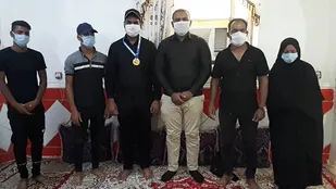 اهدای مدال طلا به خانواده فداکار شهید مدافع سلامت میناب